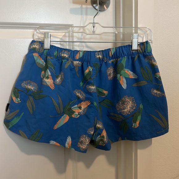 EUC Patagonia Shorts Floral Parrot 🦜 pattern size medium - Picture 3 of 5